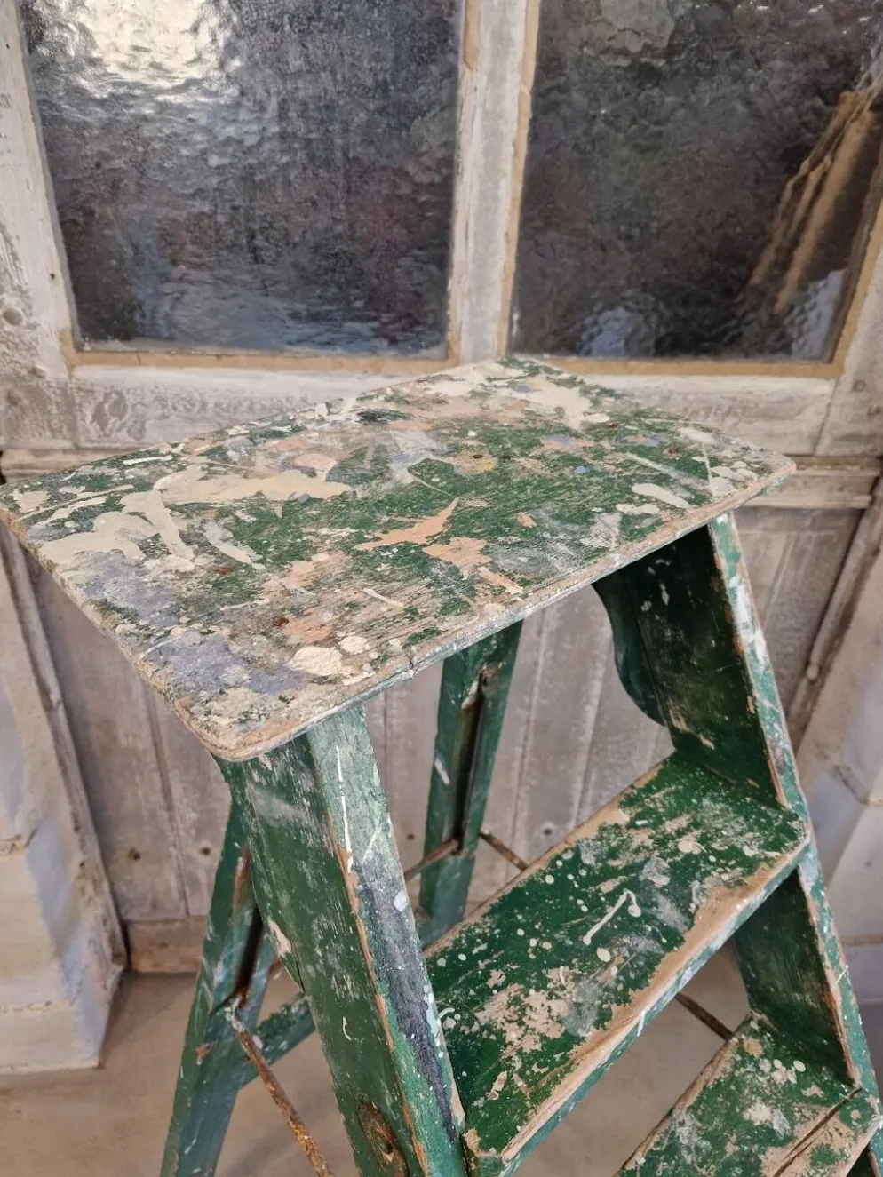 Ancien escabeau atelier peinture