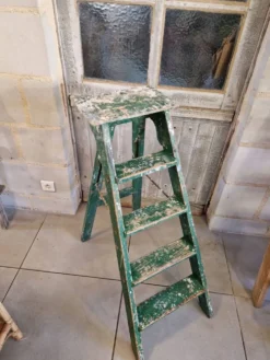 Ancien escabeau atelier peinture