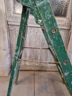 Ancien escabeau atelier peinture