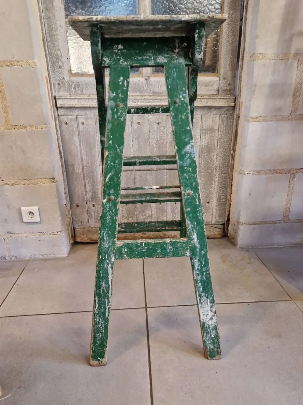 Ancien escabeau atelier peinture