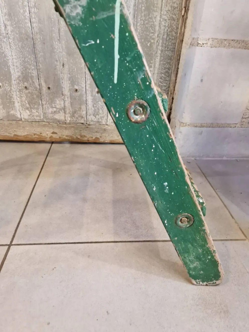 Ancien escabeau atelier peinture
