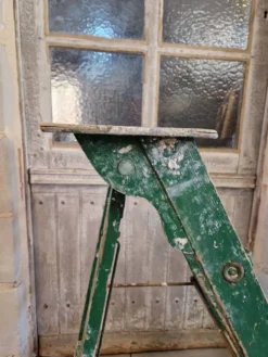 Ancien escabeau atelier peinture