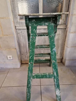 Ancien escabeau atelier peinture