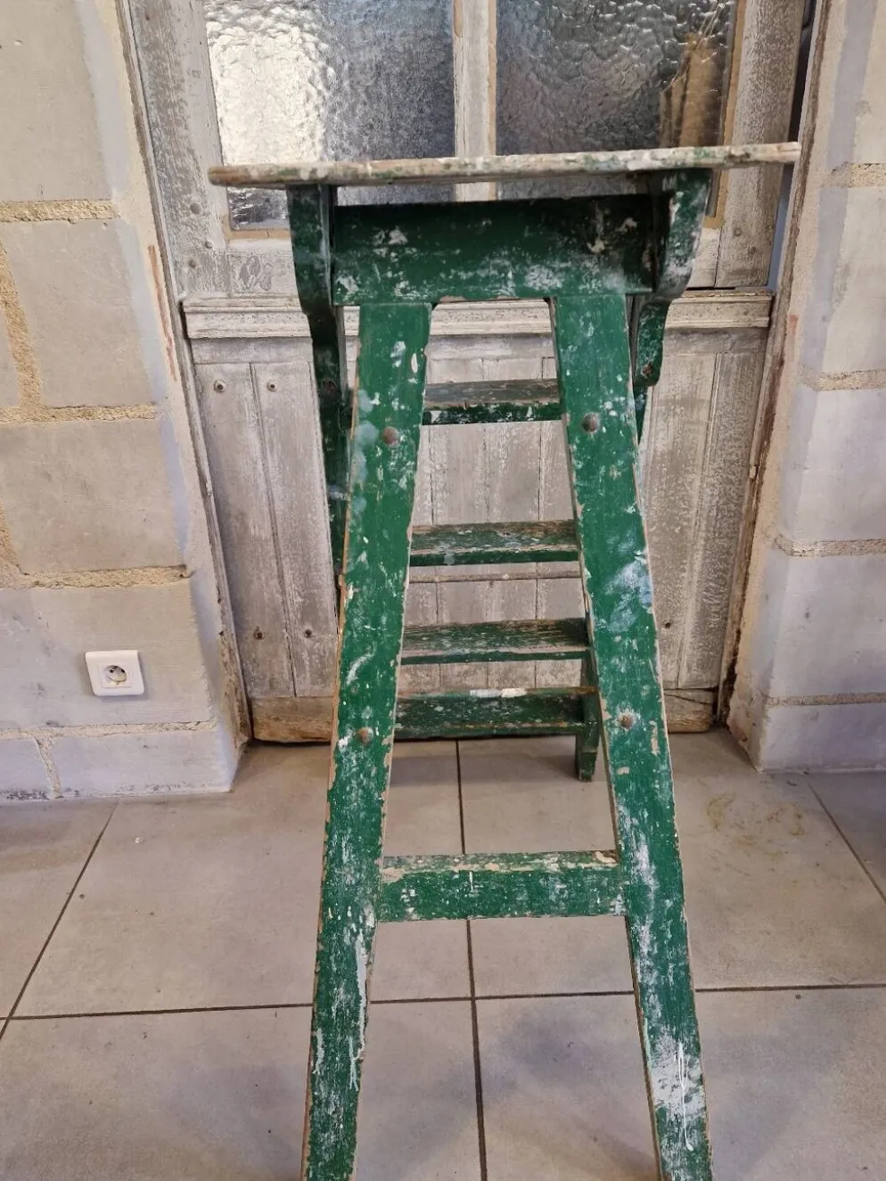 Ancien escabeau atelier peinture