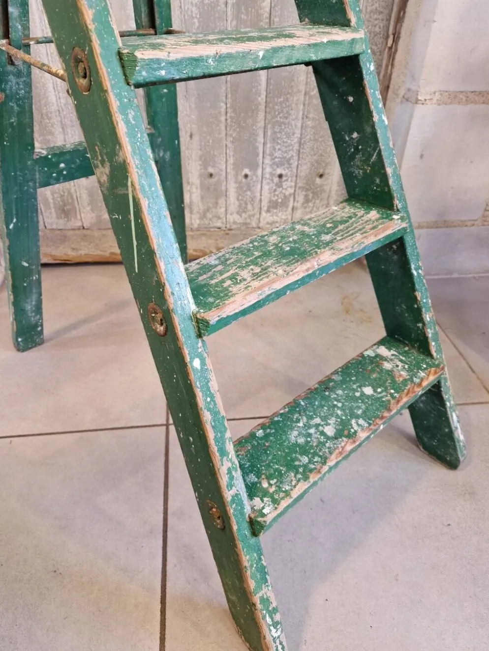 Ancien escabeau atelier peinture