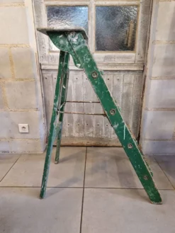 Ancien escabeau atelier peinture