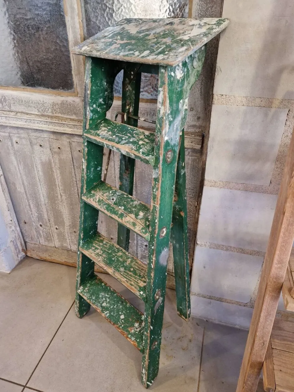 Ancien escabeau atelier peinture