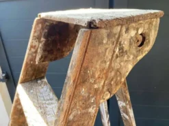 Ancien escabeau authentique de peintre en bois patiné vintage