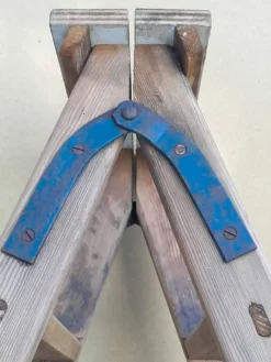 Ancien escabeau d'atelier en bois