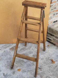 Ancien escabeau d'atelier en bois