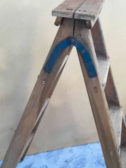 Ancien escabeau d'atelier en bois