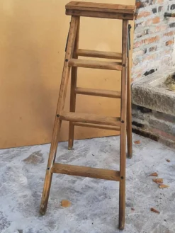 Ancien escabeau d'atelier en bois