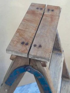 Ancien escabeau d'atelier en bois