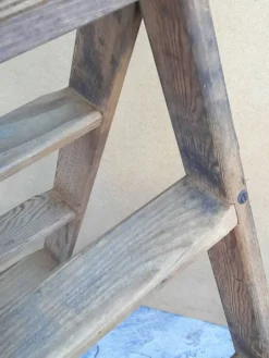 Ancien escabeau d'atelier en bois