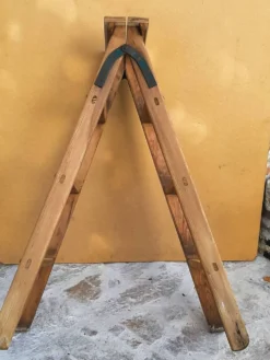 Ancien escabeau d'atelier en bois
