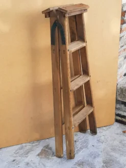 Ancien escabeau d'atelier en bois