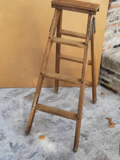 Ancien escabeau d'atelier en bois