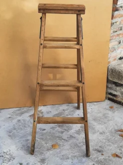 Ancien escabeau d'atelier en bois