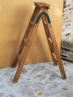 Ancien escabeau d'atelier en bois