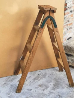Ancien escabeau d'atelier en bois