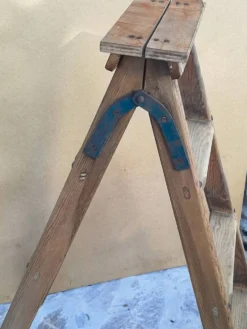 Ancien escabeau d'atelier en bois