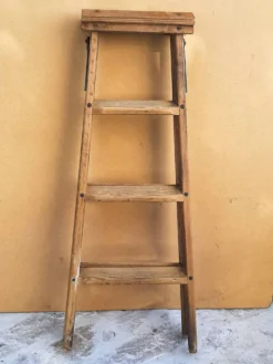 Ancien escabeau d'atelier en bois