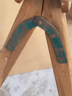 Ancien escabeau d'atelier en bois