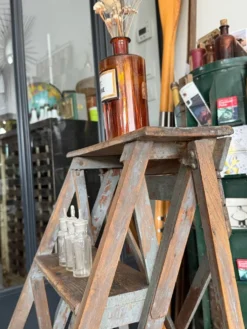 Ancien escabeau de peintre en bois patiné vintage