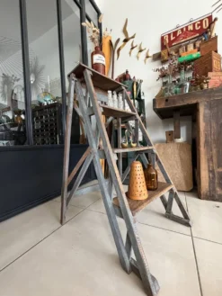 Ancien escabeau de peintre en bois patiné vintage