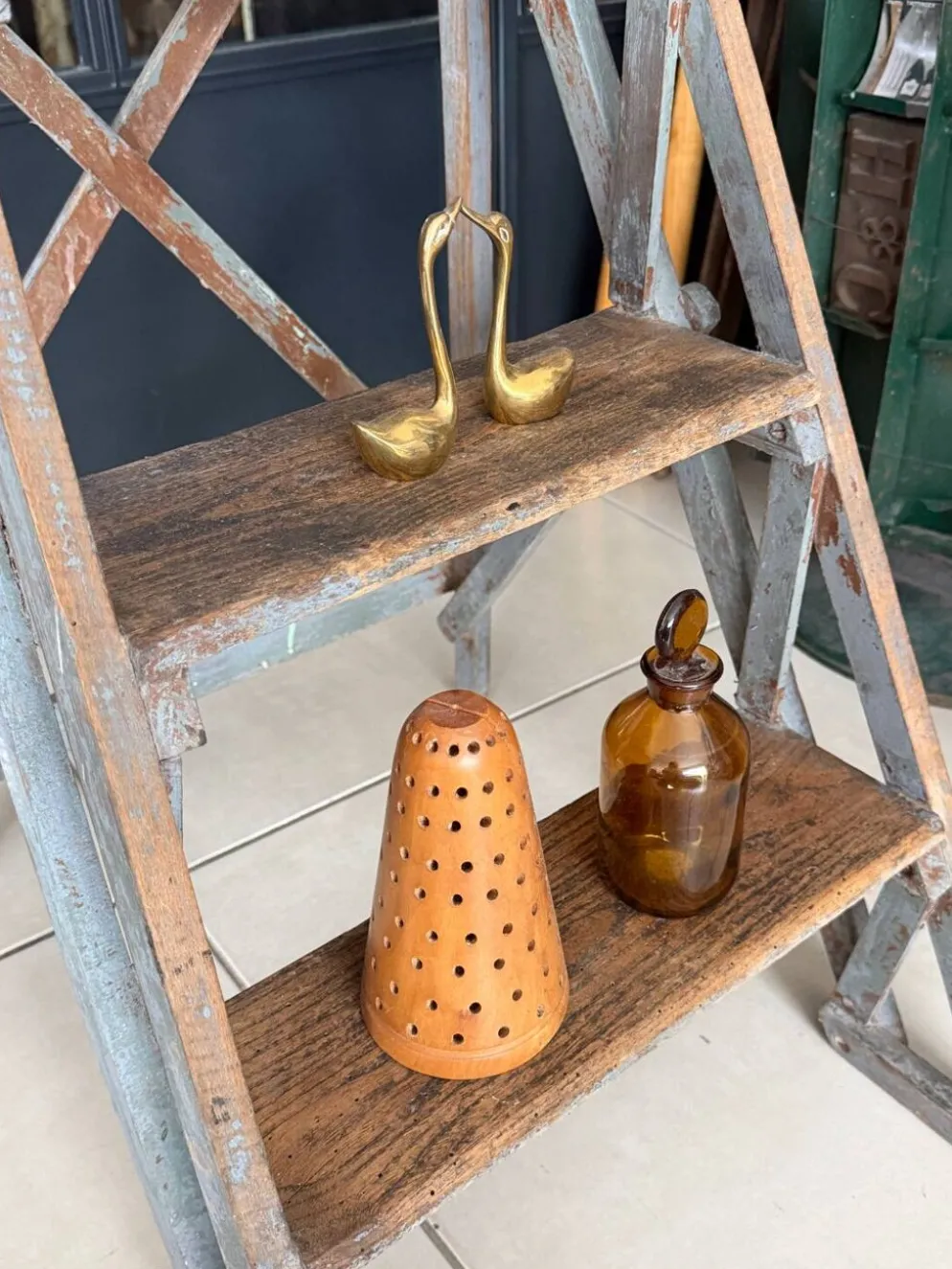 Ancien escabeau de peintre en bois patiné vintage