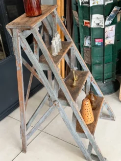 Ancien escabeau de peintre en bois patiné vintage