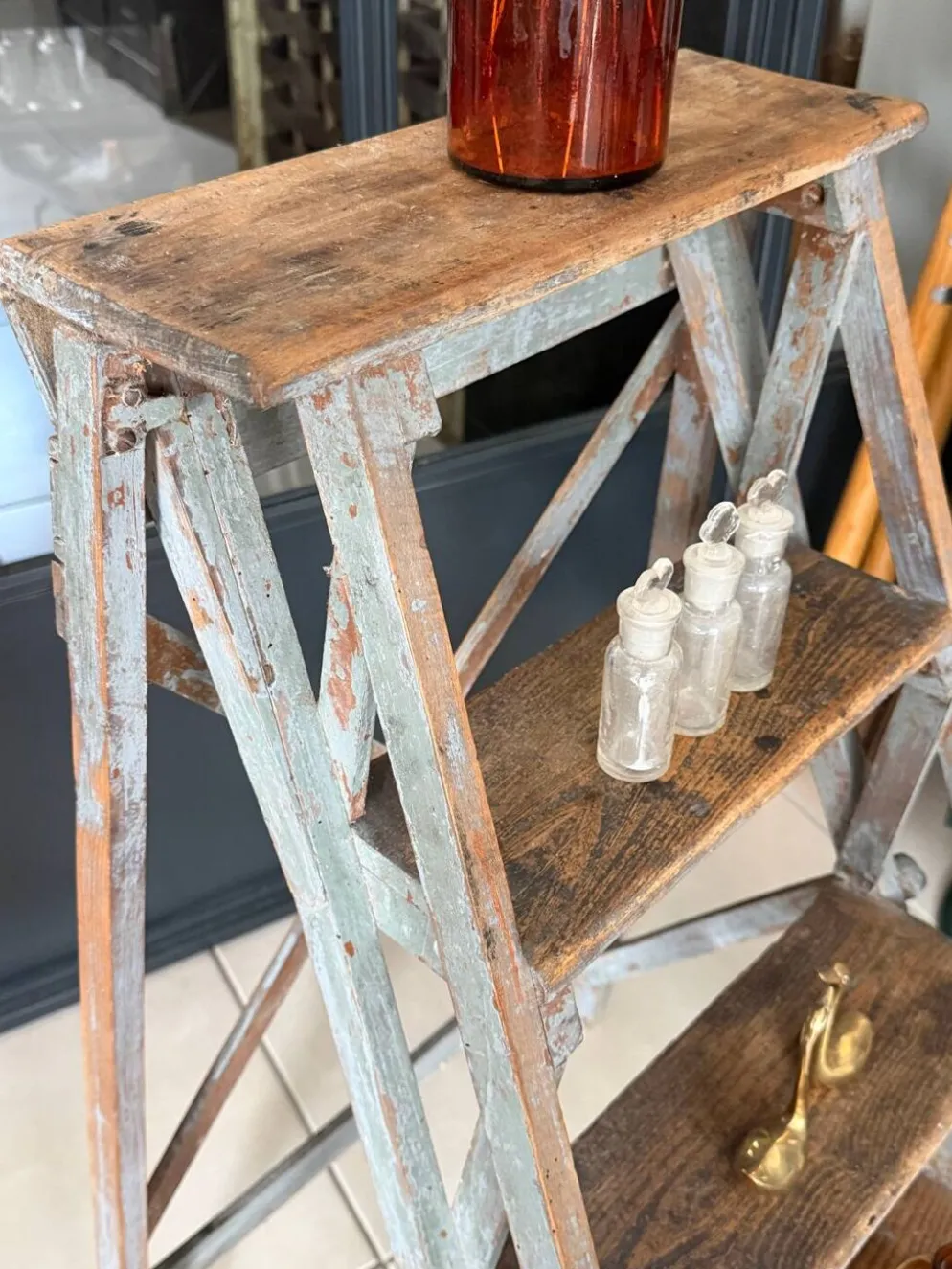 Ancien escabeau de peintre en bois patiné vintage