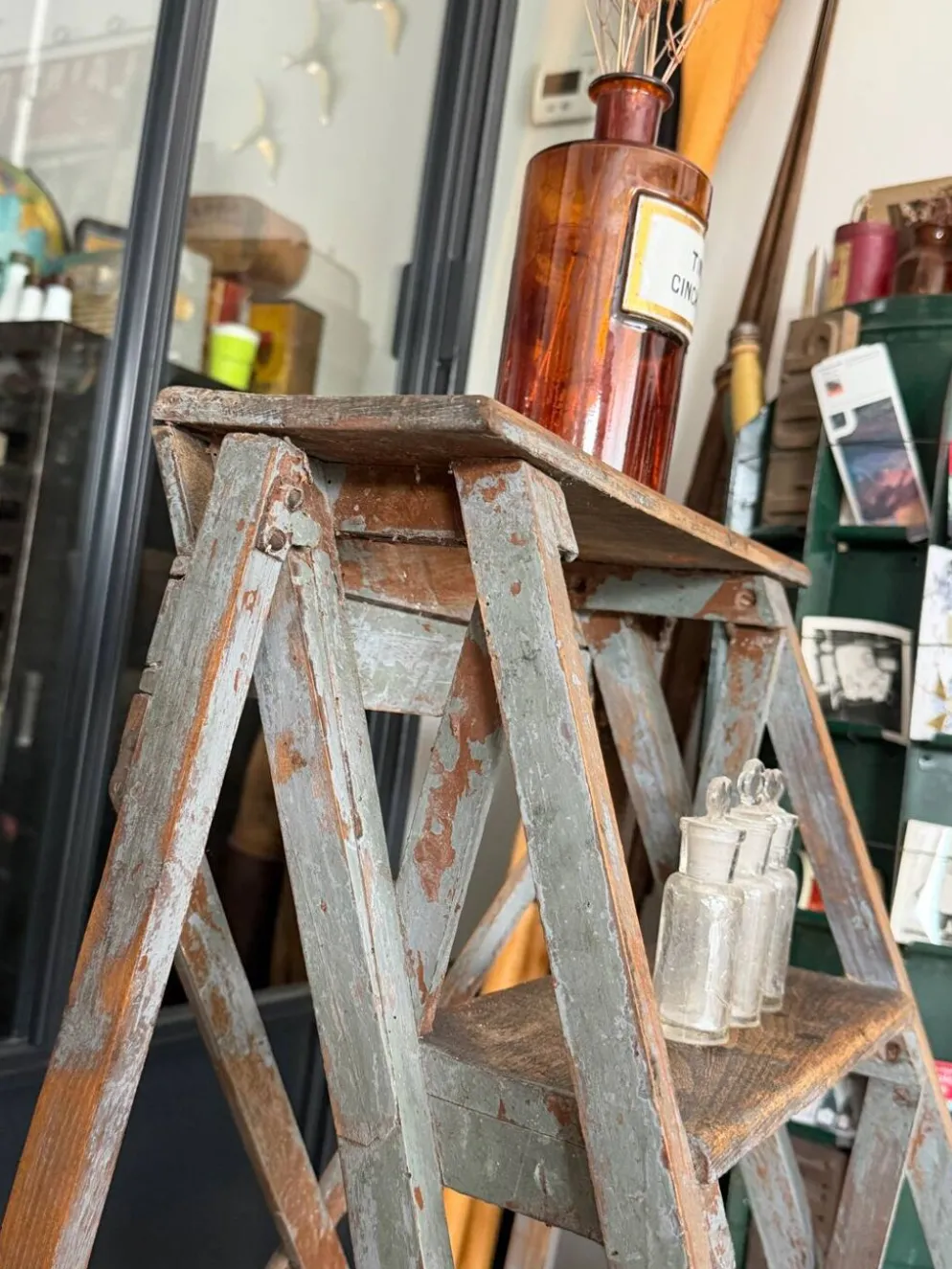 Ancien escabeau de peintre en bois patiné vintage