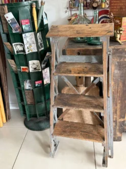 Ancien escabeau de peintre en bois patiné vintage