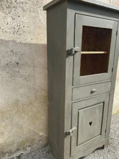 Ancien garde-manger en bois