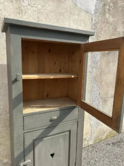 Ancien garde-manger en bois