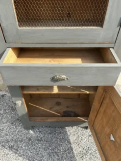 Ancien garde-manger en bois