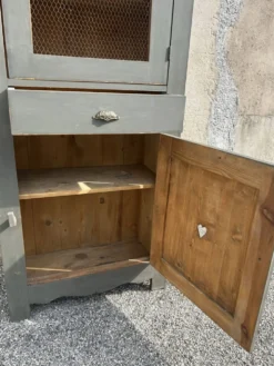 Ancien garde-manger en bois