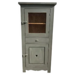 Ancien garde-manger en bois