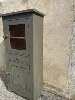Ancien garde-manger en bois