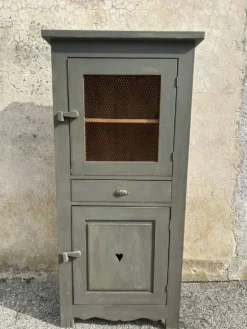Ancien garde-manger en bois