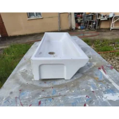Ancien lavabo en céramique émaillé blanc