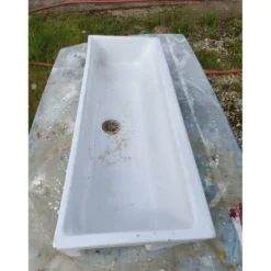 Ancien lavabo en céramique émaillé blanc