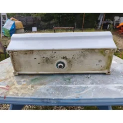 Ancien lavabo en céramique émaillé blanc