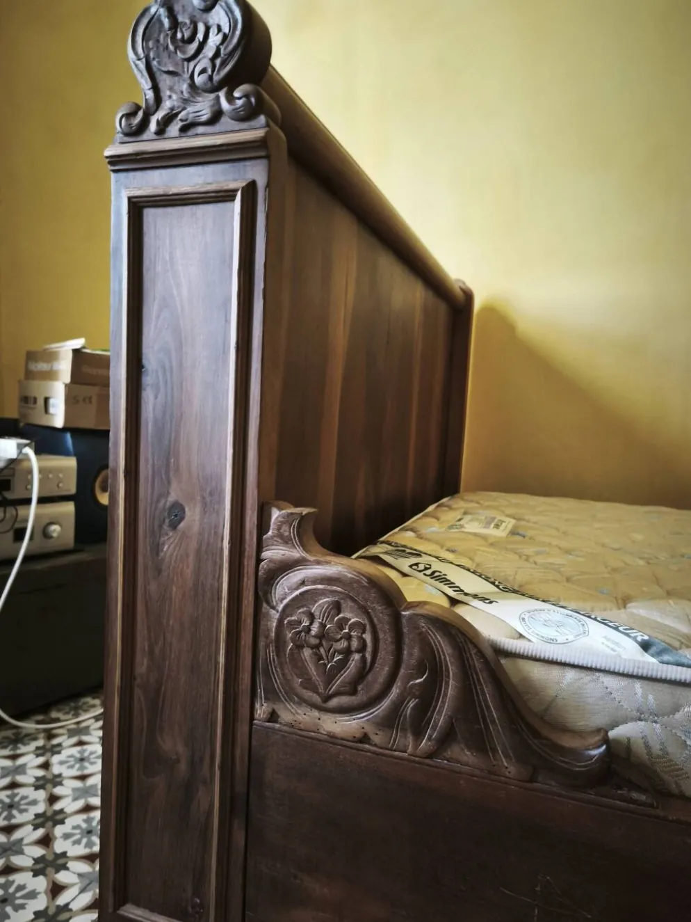Ancien lit double en bois massif sculpté – décor floral et feuillagé – bell