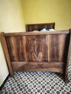 Ancien lit double en bois massif sculpté – décor floral et feuillagé – bell