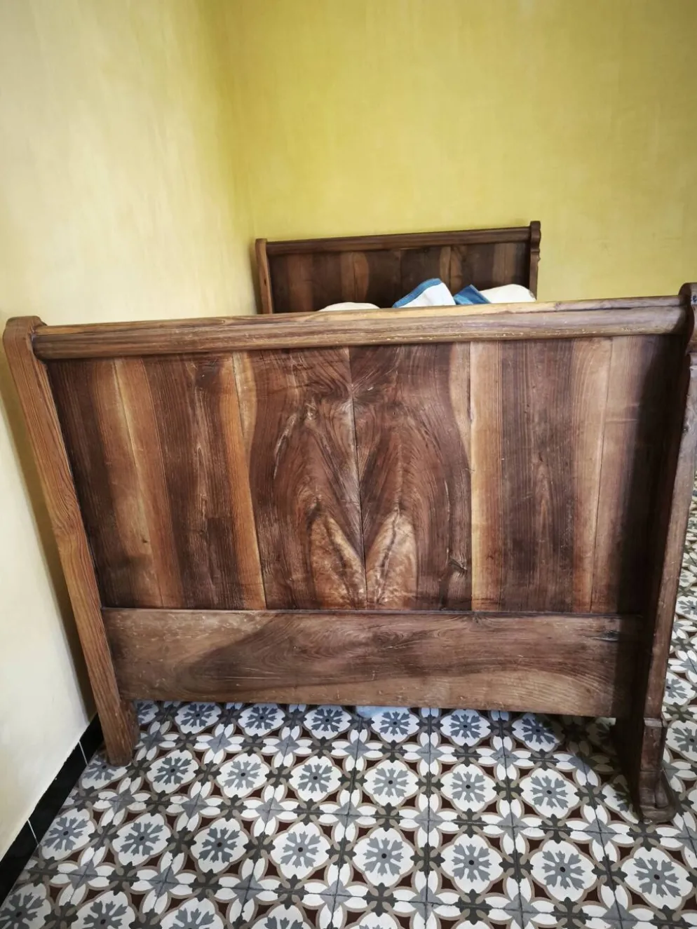 Ancien lit double en bois massif sculpté – décor floral et feuillagé – bell