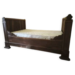 Ancien lit double en bois massif sculpté – décor floral et feuillagé – bell