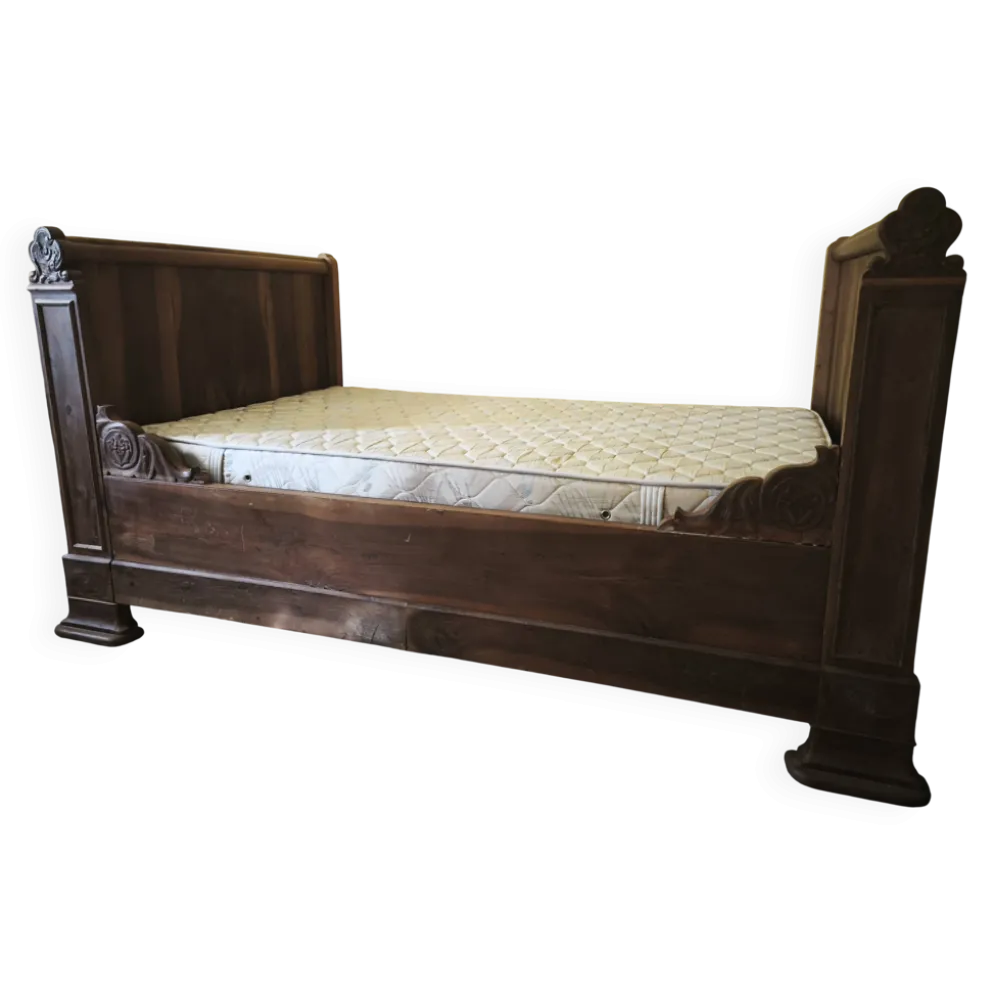 Ancien lit double en bois massif sculpté – décor floral et feuillagé – bell