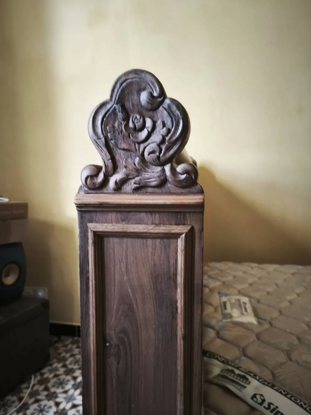 Ancien lit double en bois massif sculpté – décor floral et feuillagé – bell